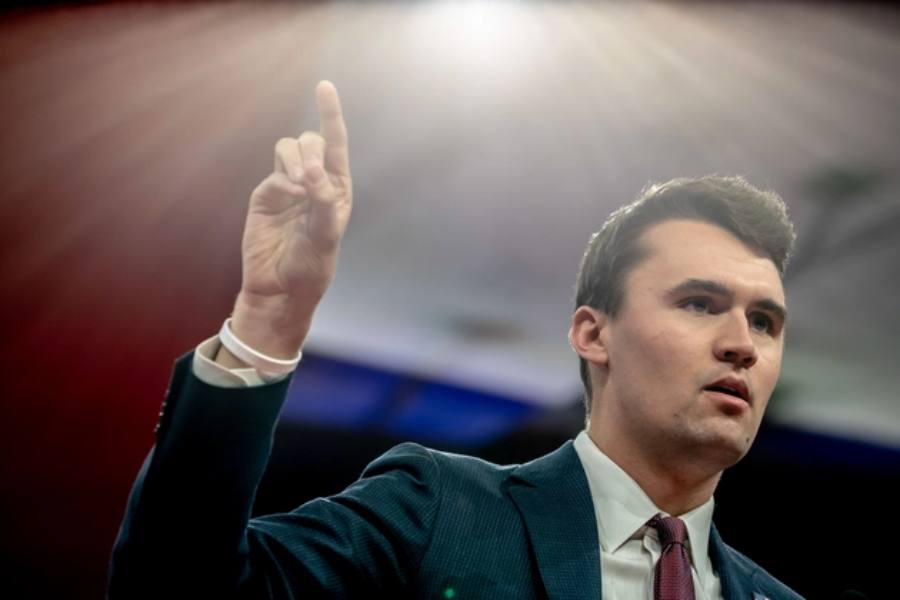 Ativista Conservador Charlie Kirk é Fatalmente Baleado em Evento em Utah