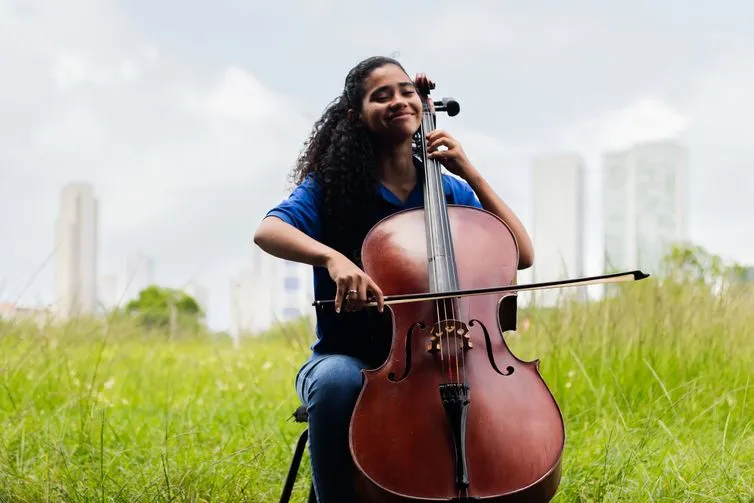 Do som dos tiros ao palco do Papa: a menina que transformou a vassoura em violoncelo
