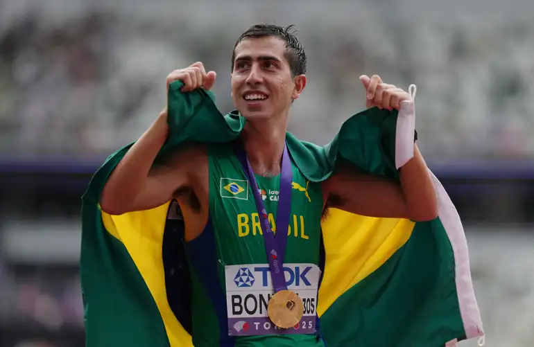 Caio Bonfim faz história e é campeão mundial dos 20 km da marcha atlética em Tóquio