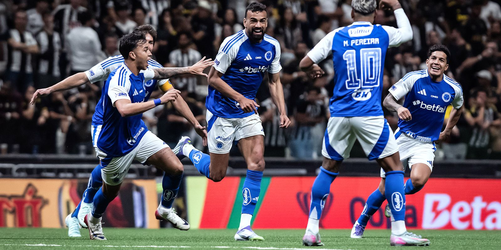Cruzeiro derruba Atlético-MG novamente e avança às semifinais da Copa do Brasil