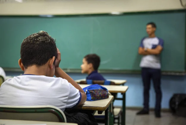 Avanço lento: Brasil ainda tem 4,2 milhões de estudantes “presos” no atraso escolar
