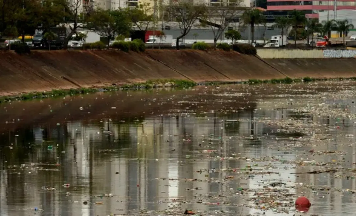 Rio Tietê: Entre a Esperança e o Colapso — A Mancha da Poluição que Insiste em Resistir