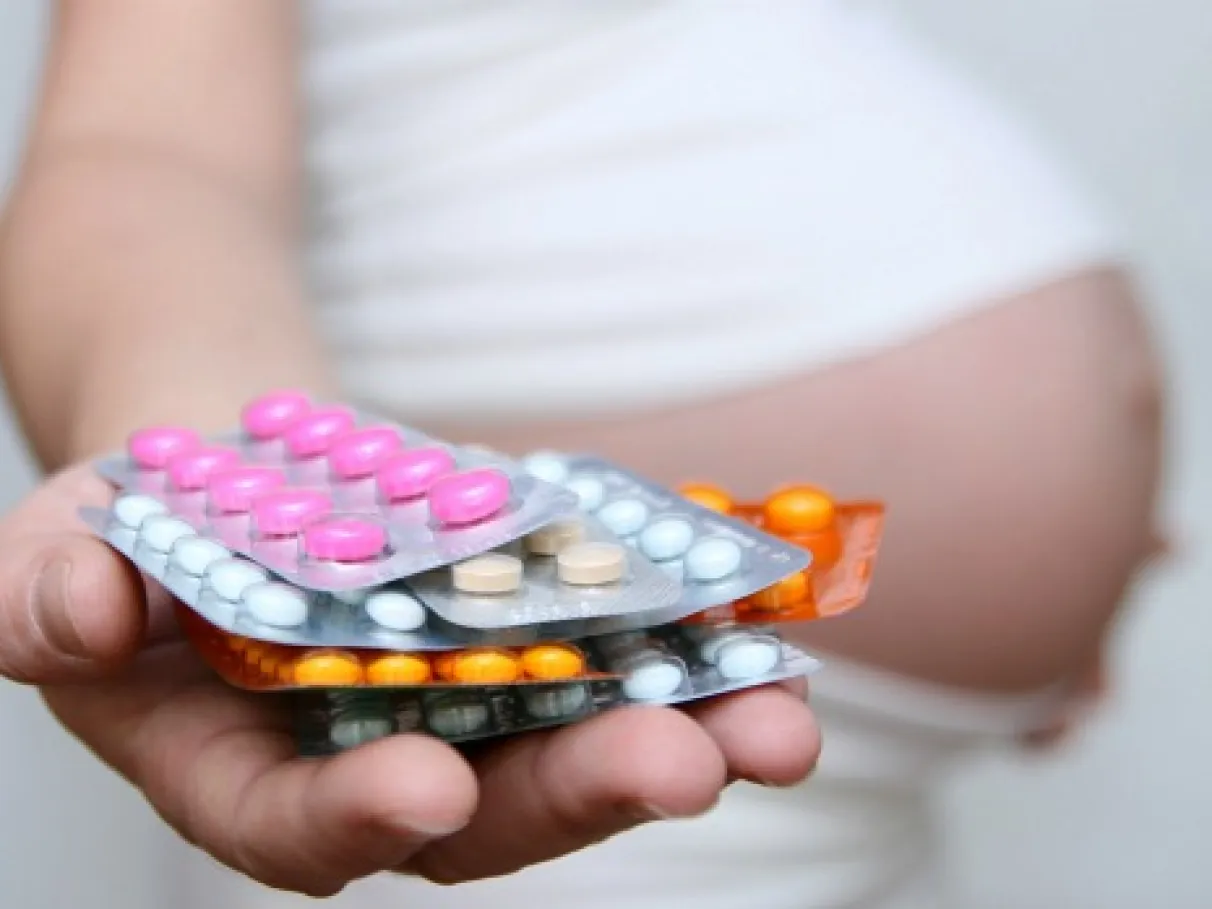 EUA recomendam cautela no uso de Tylenol na gravidez após possível ligação com autismo