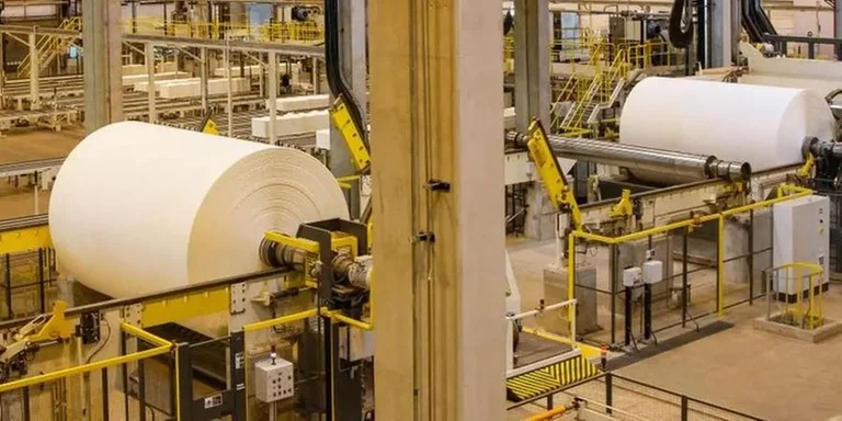 Exportações brasileiras ganham força: EUA zeram tarifas sobre celulose e ferro-níquel