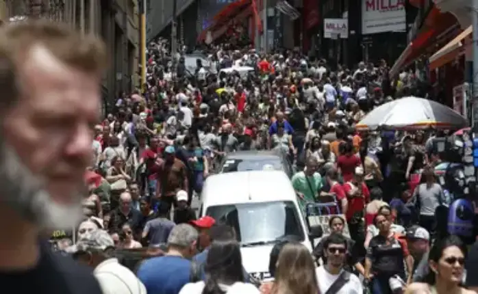 “Brasil: o país que trabalha por um salário mínimo”