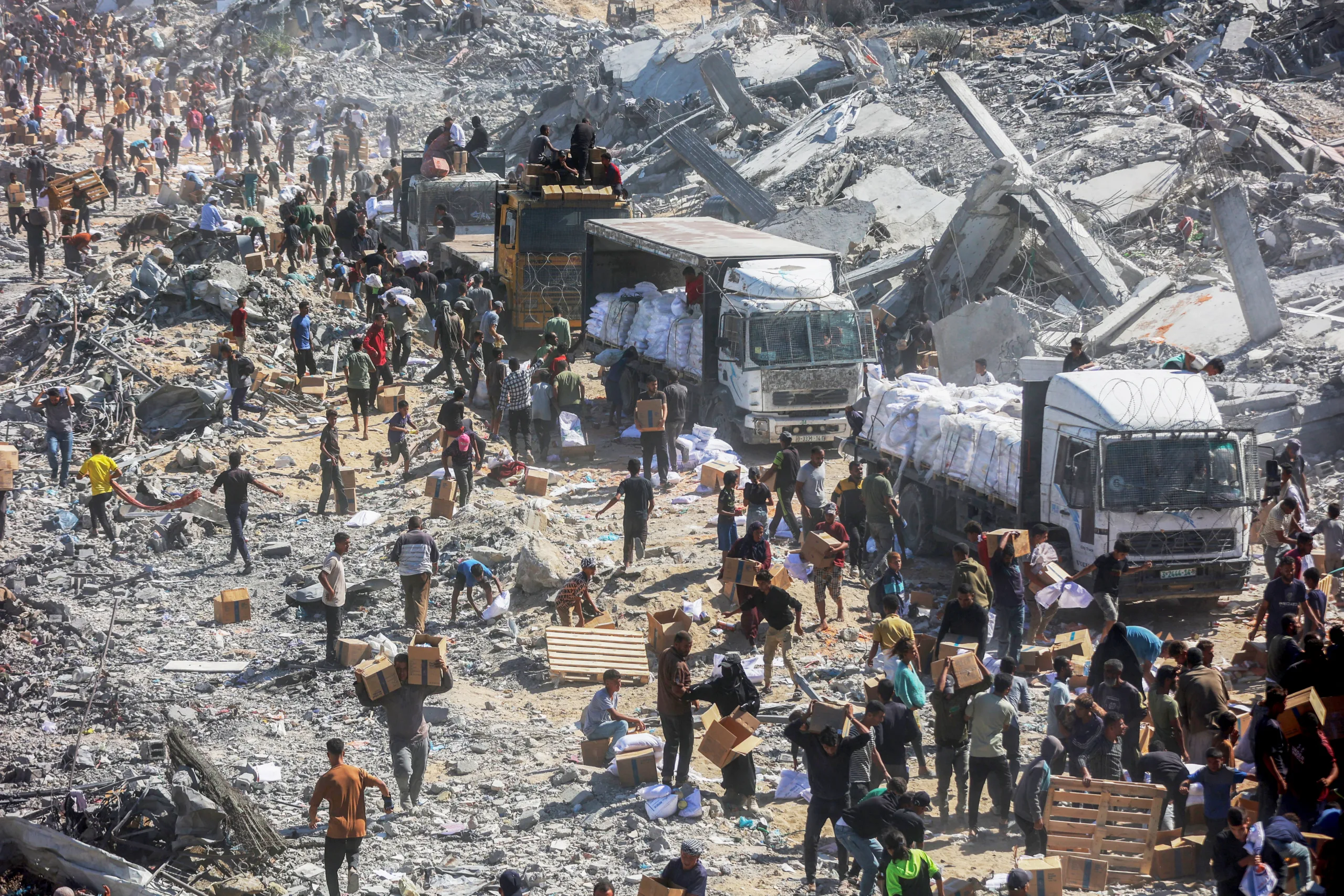 Entre os escombros, a luta continua: ajuda humanitária chega a Gaza em meio à disputa por corpos de reféns