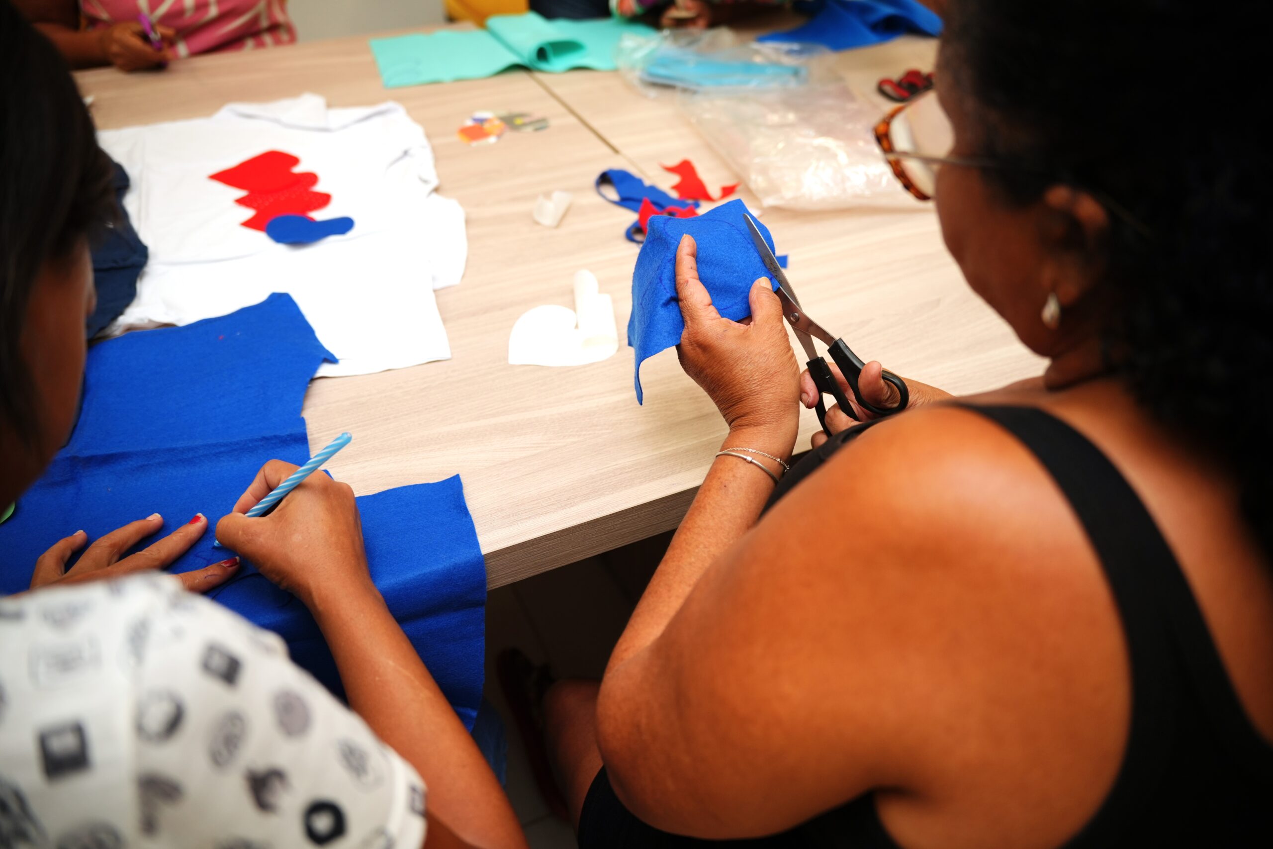 Curso de customização cria oportunidades para mulheres vítimas de violência em Palmas