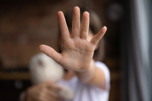 Bilhões gastos, poucas mudanças: campanhas contra a violência sexual falham em proteger meninas, aponta pesquisa