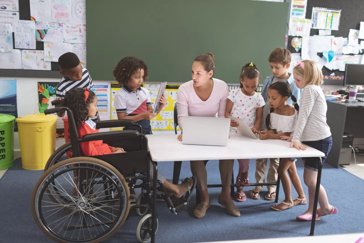 Educação Inclusiva: Caminhos e Desafios para Pessoas com Deficiência