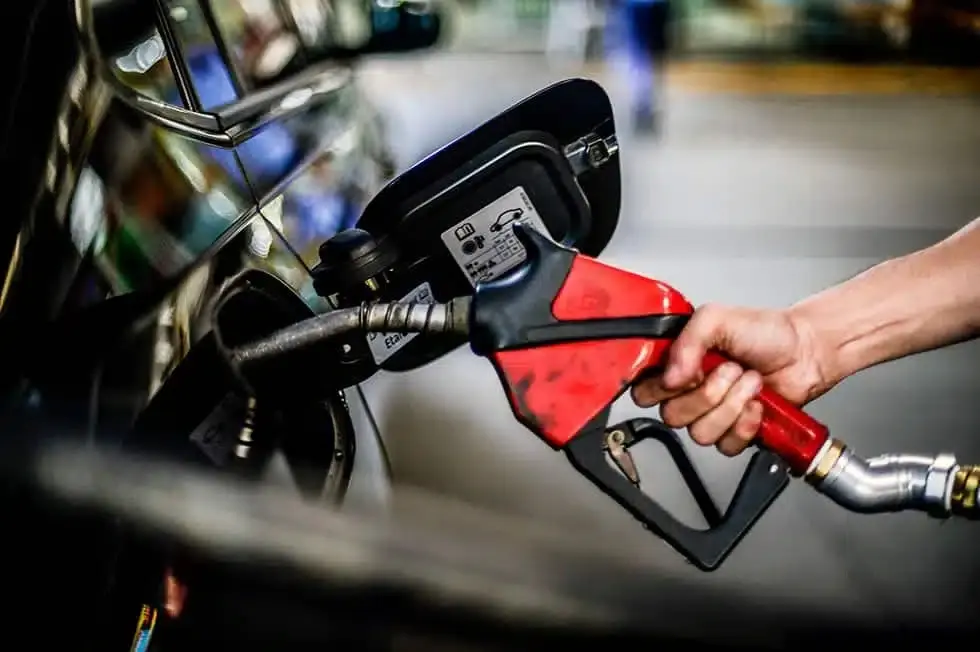 Por que a gasolina segue cara mesmo com barril em queda? Uma radiografia da alta tributária
