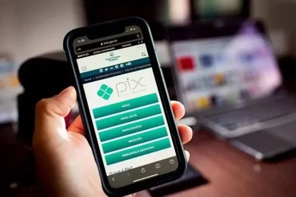 Pix completa cinco anos perto de movimentar R$ 30 trilhões por ano e se consolida como principal meio de pagamento do país