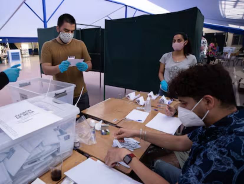 Chilenos vão às urnas para eleger novo presidente em meio a forte polarização e pesquisas apertadas