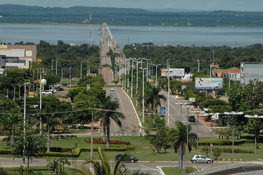 Entre o verde e o concreto, o planejamento urbano de Palmas expõe seus contrastes: mobilidade fluida, mas distâncias longas.