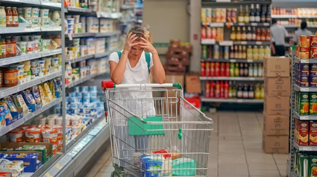 Carrinho cada vez mais caro: brasileiros sentem no bolso o aumento dos alimentos