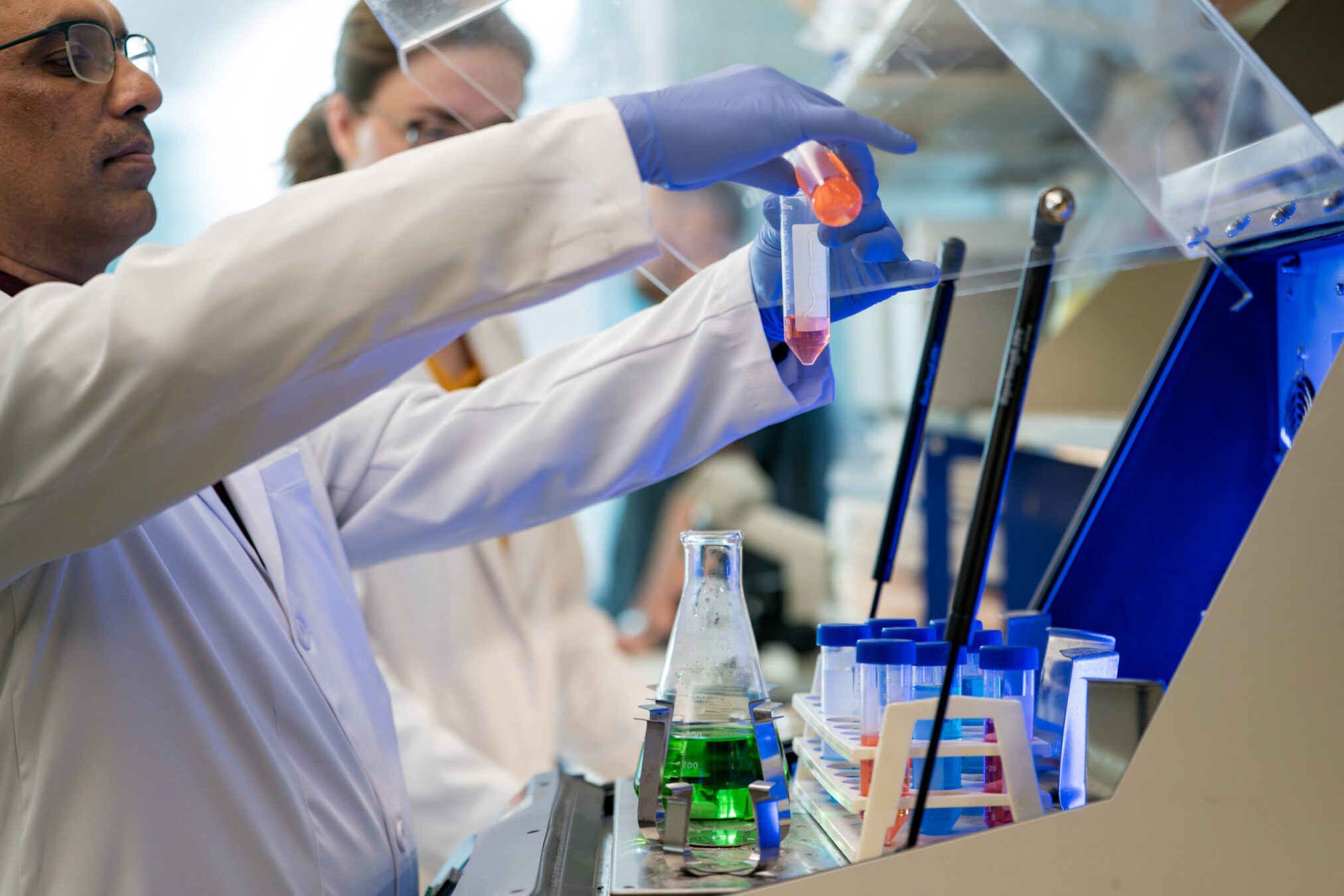 Spray nasal pode reverter o envelhecimento cerebral? O que a ciência já descobriu — e o que ainda falta provar