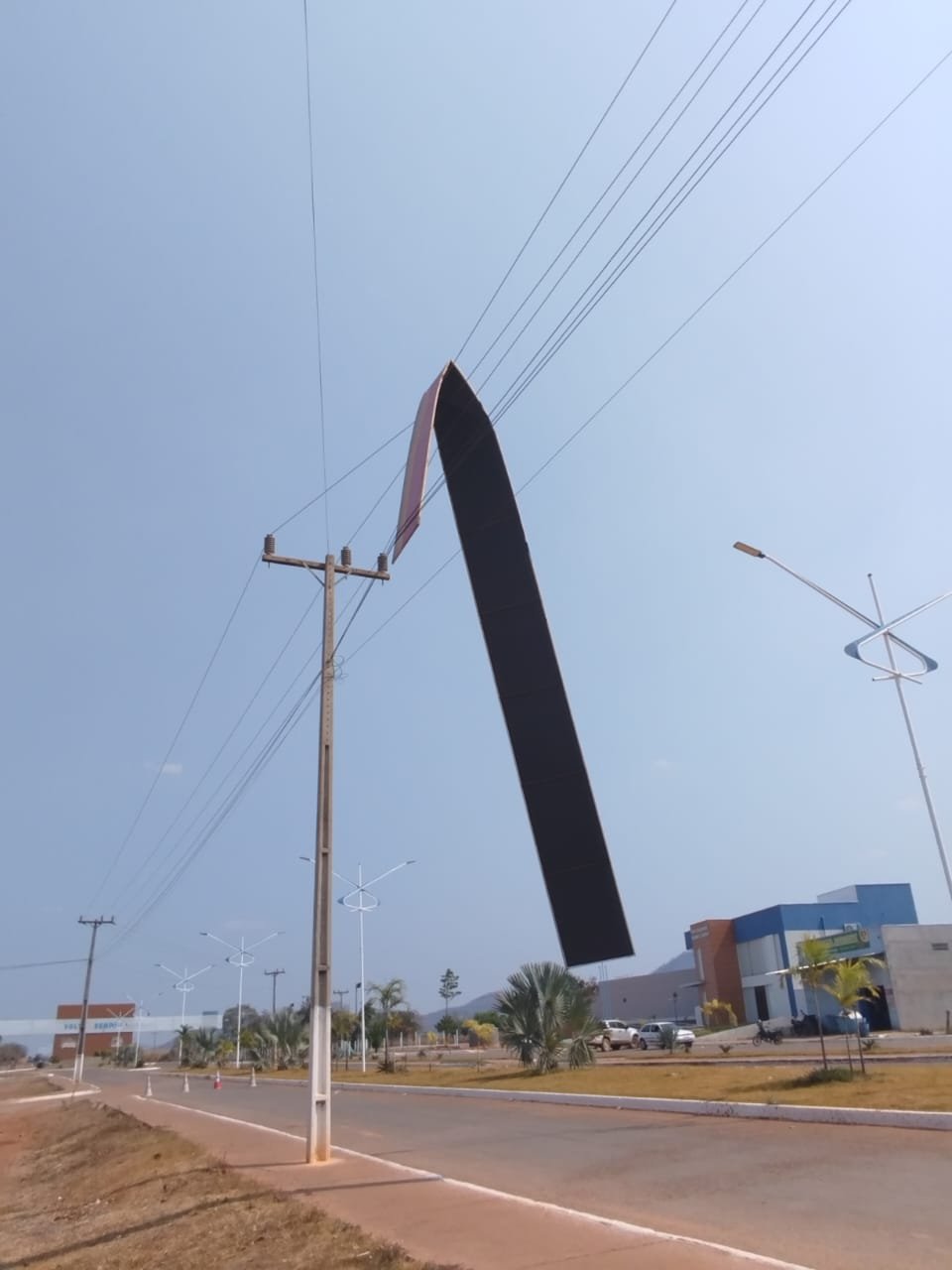 Ventos fortes podem lançar objetos contra a rede elétrica e causar danos