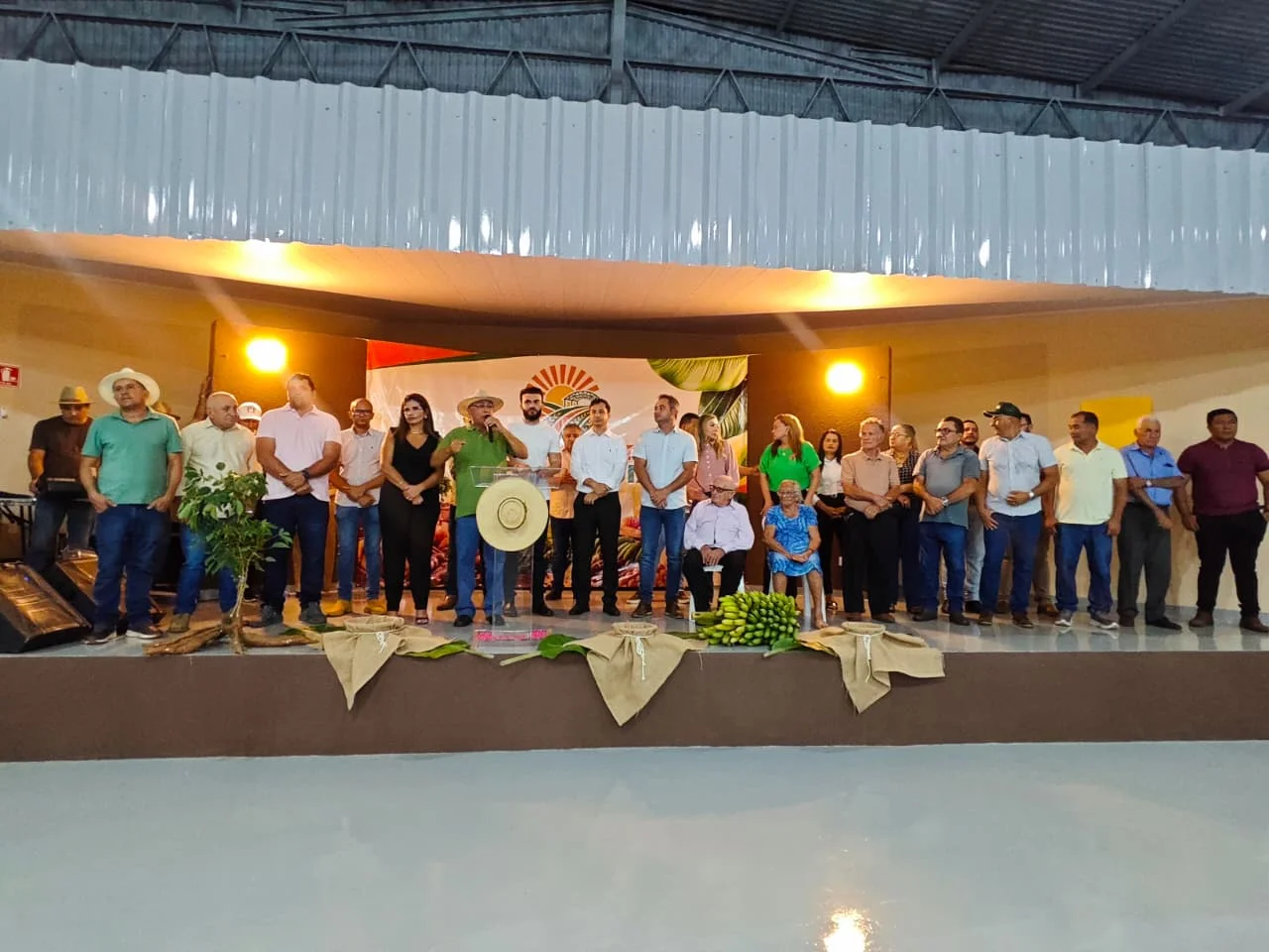 Aparecida do Rio Negro reinaugura Feira Coberta Manoel Luiz após revitalização
